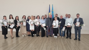 Примар Чадыр-Лунги поздравил педагогов с Днем учителя и вручил награды