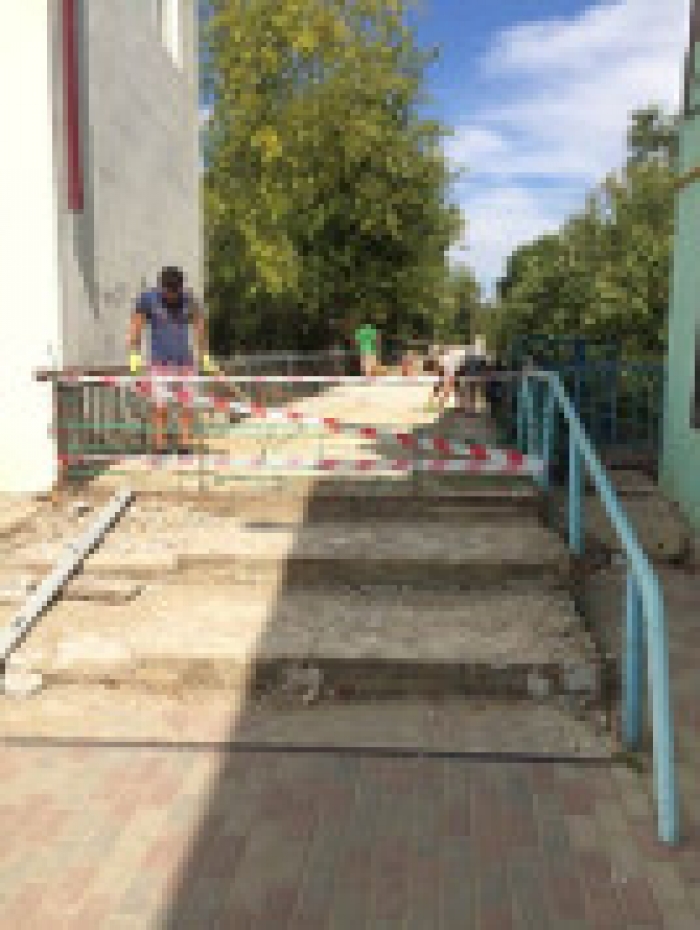 Идет реконструкция моста у входа в парк