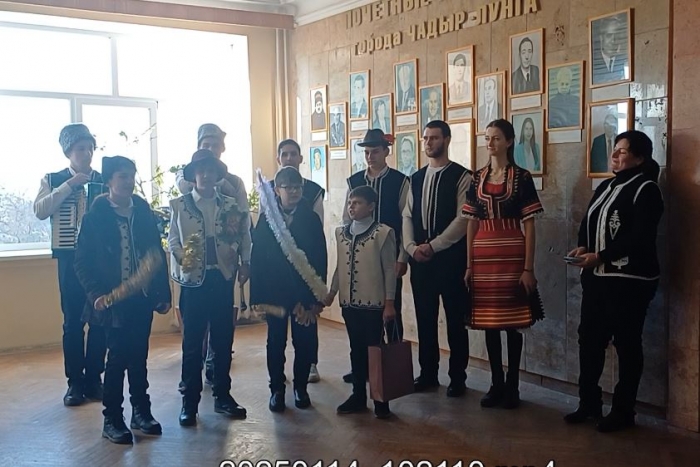 "Сурва, сурва, весела година!": колядующие поздравили сотрудников примэрии с Новым годом