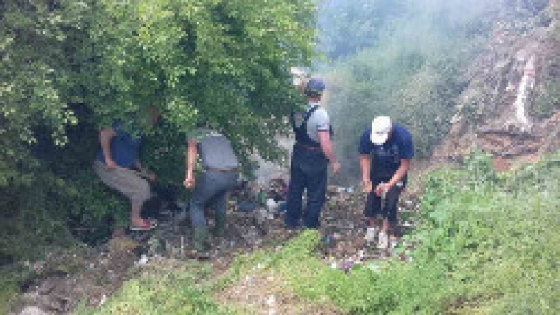 Жители улицы Толстого совместными усилиями очистили овраг от мусора