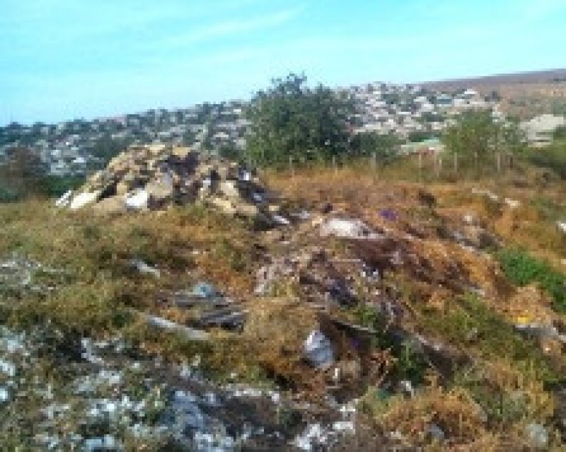 Горожане по-прежнему складируют мусор в оврагах