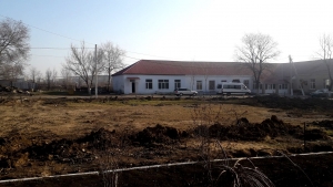 На территории спортшколы строят футбольное поле