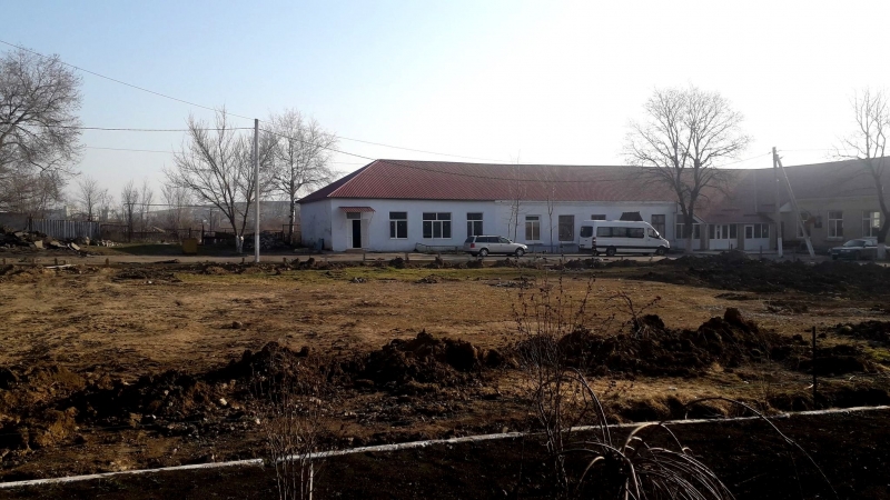 На территории спортшколы строят футбольное поле