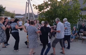 В микрорайоне школы №3 успешно прошёл первый вечер народных танцев