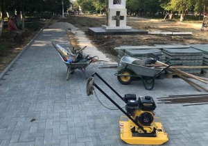 В парке Победы идут работы по укладке брусчатки