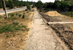 На улице Ленина обустраивают новый тротуар