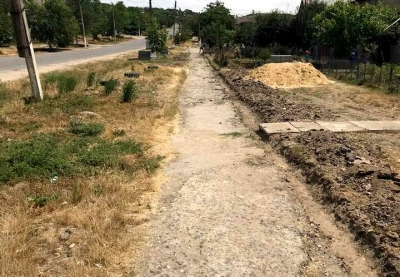 На улице Ленина обустраивают новый тротуар