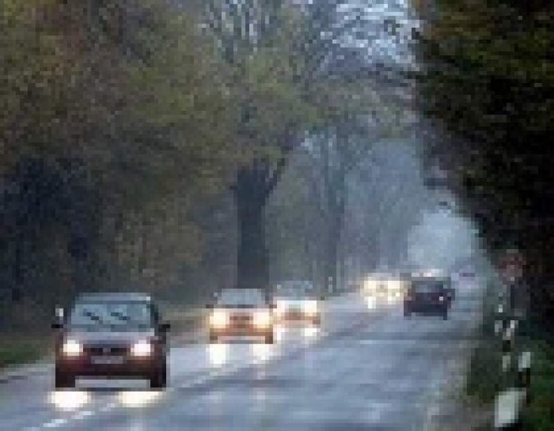 С сегодняшнего дня водителям следует ездить с включенными фарами