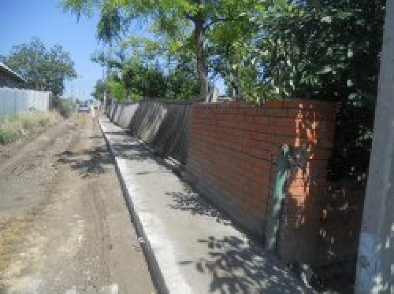 Идут работы по строительству тротуара