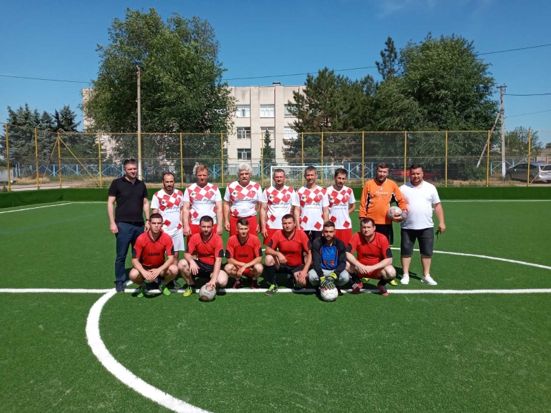 На футбольном поле в муниципальной спортшколе прошел товарищеский матч