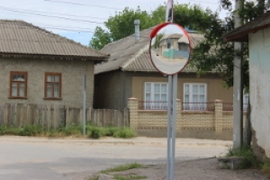 В Чадыр-Лунге на опасном дорожном перекрестке установили зеркало