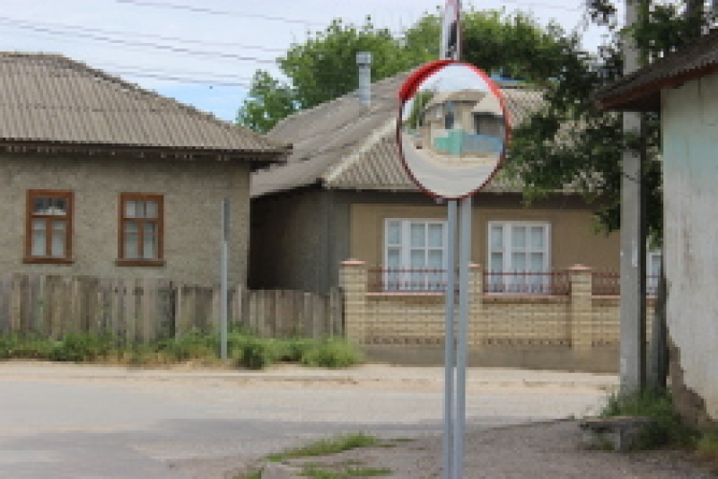 В Чадыр-Лунге на опасном дорожном перекрестке установили зеркало
