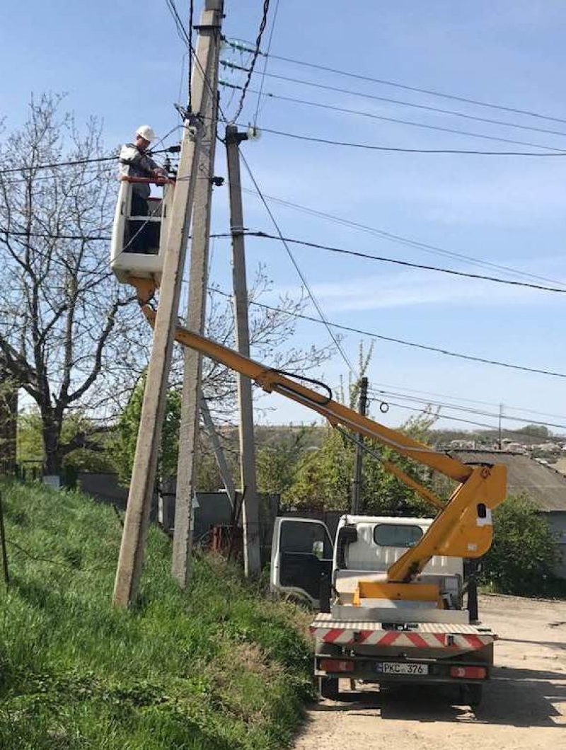 В микрорайоне школы №2 проводят освещение