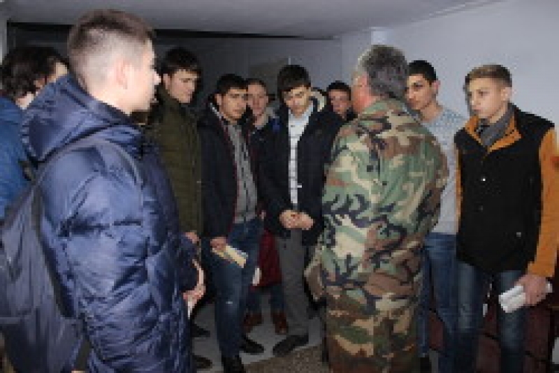 Учащиеся проходят медосмотр для постановки на воинский учет