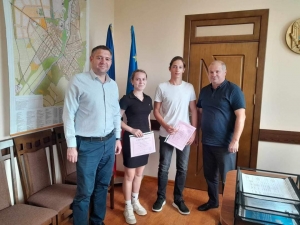Трое лучших выпускников Чадыр-Лунги получили премии от примэрии