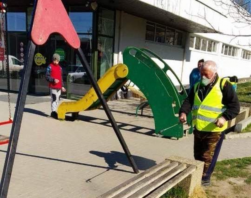 В Чадыр-Лунге дезинфицируют  детские площадки и остановки