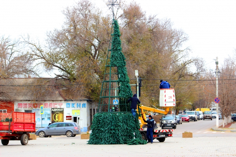 В Чадыр-Лунге устанавливают новогоднюю ель
