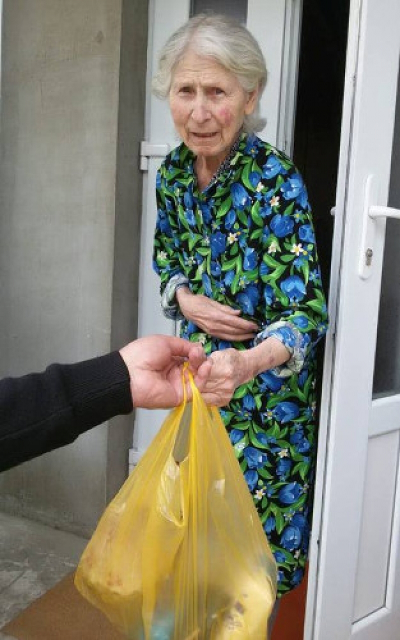 Местные власти Чадыр-Лунги поздравляют пожилых людей с Пасхой