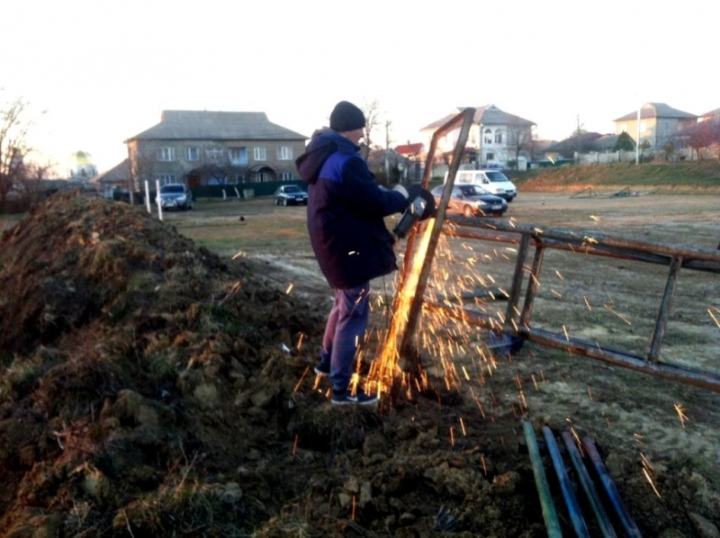 В микрорайоне бывшей школы №3 благоустраивают спортивную площадку