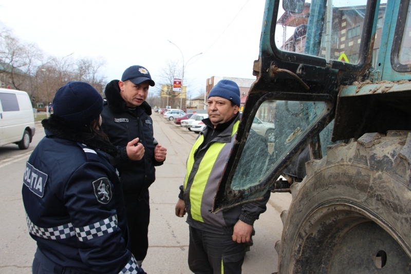 Полицейские учат правилам дорожного движения