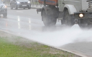 В Чадыр-Лунге ул. Ленина ежедневно освежается поливальной машиной