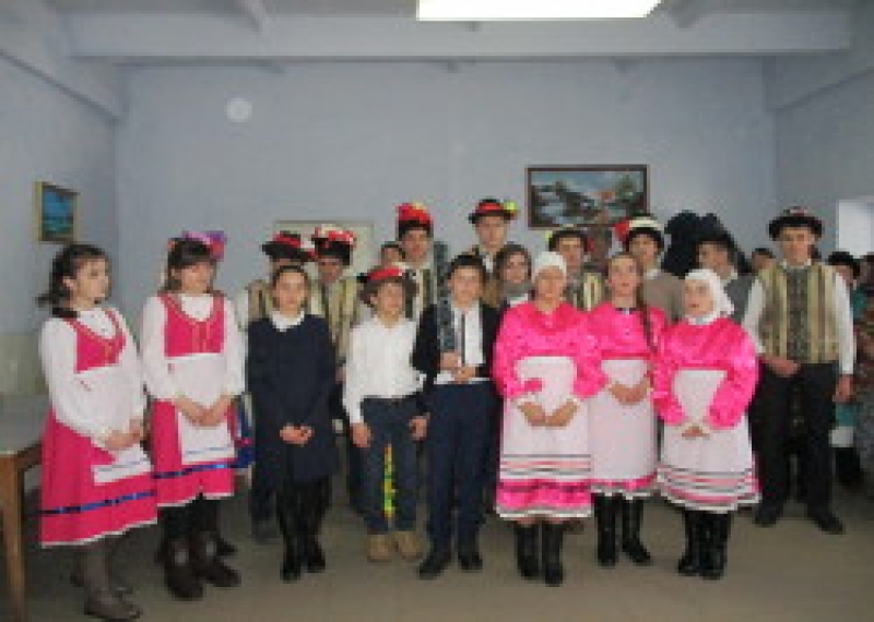 Постояльцев Дома престарелых поздравили школьники с. Баурчи
