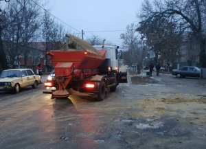 В Чадыр-Лунге ведется активная работа по устранению гололеда