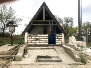 В микрайоне бывшей школы №3 утепляют и благоустраивают бювет