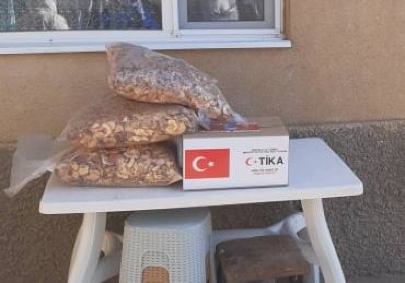 Социальные работники развозят очередную партию помощи для населения