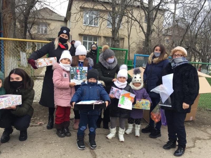 Детсадовцы и дети с ограниченными возможностями получили новогодние подарки