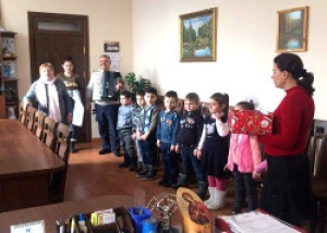 Детсадовцы поздравили коллектив примарии Чадыр-Лунги с Днем защитника Отечества