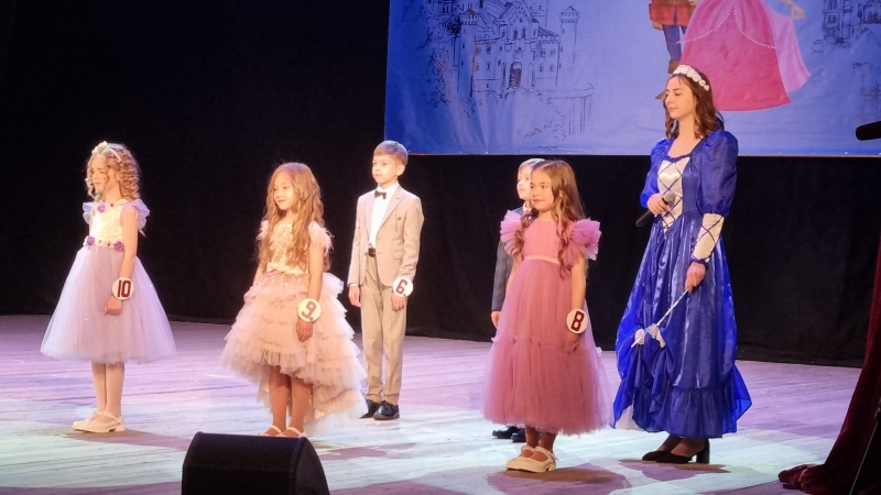 В Чадыр-Лунге состоялся конкурс "Принц и Принцесса" - зал ликовал! (ВИДЕО)