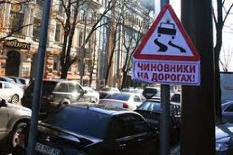 Советники и пешеходы против автопарковок на тротуарах