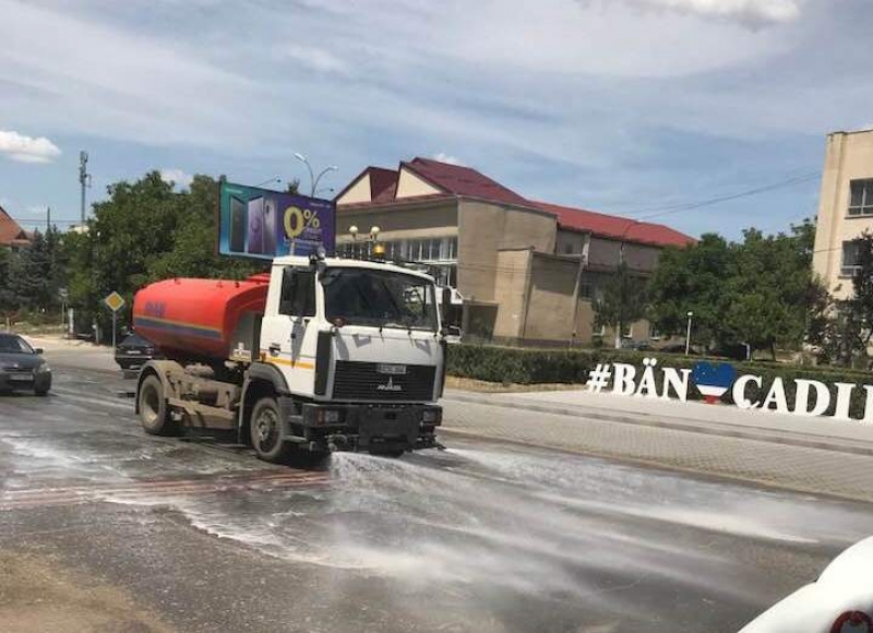 Местные власти Чадыр-Лунги организовали полив главной улицы