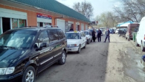 Таксисты и владельцы магазинов отстаивают свои права