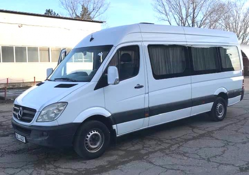 Местные власти приобрели автобус для спортшколы и ДК