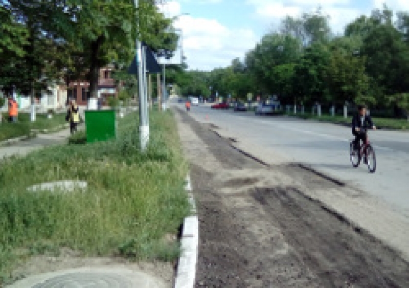 Идут работы по ремонту дороги одной из главных улиц города