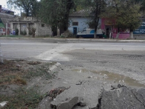 В Чадыр-Лунге демонтировали бетонный "лежачий полицейский"