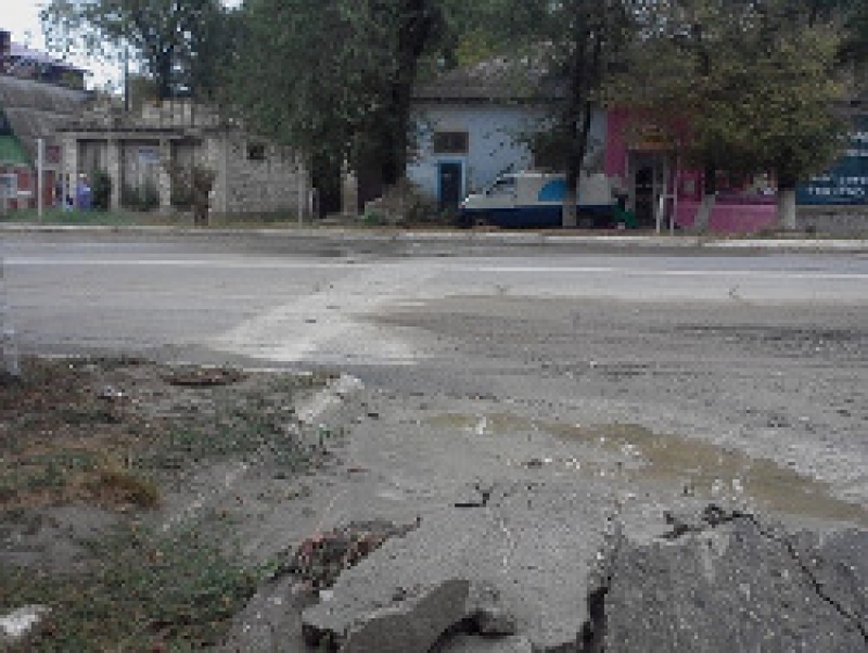 В Чадыр-Лунге демонтировали бетонный "лежачий полицейский"