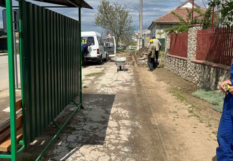 По улице Буджакская ремонтируют тротуар