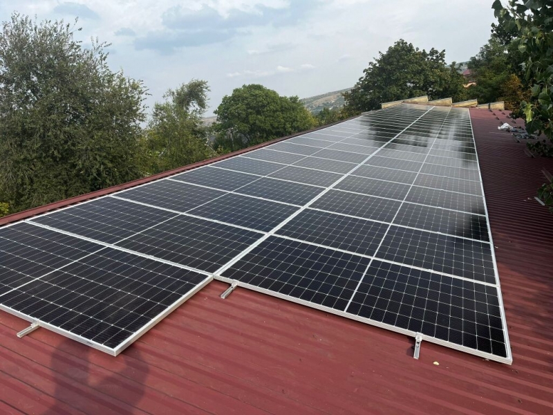 На крыше детсада № 6 устанавливают фотоэлектрические панели