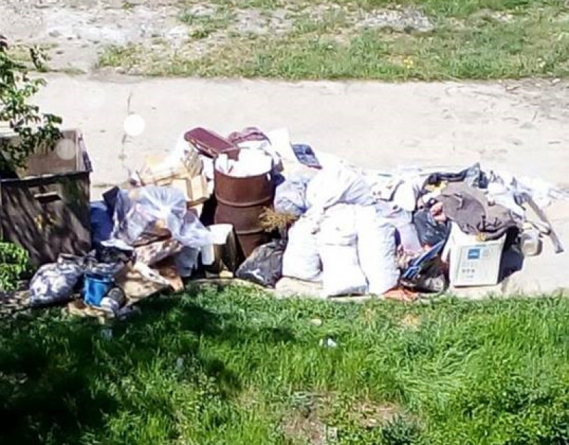 Экологичекое бескультурье: мусорный ветер, плевок "от души"