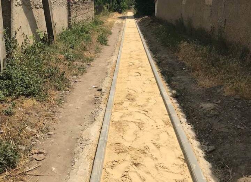 В муниципие обустраивают очередной тротуар