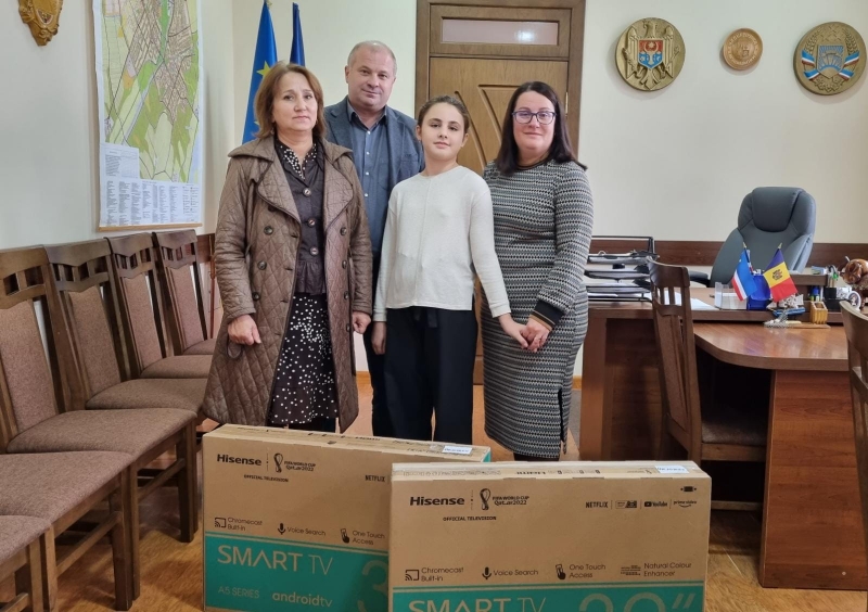 Победители праздничной лотереи получили от примарии телевизоры