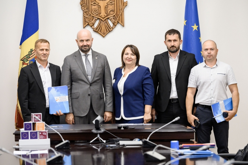 Восстановление инфраструктуры микрорайона "мясокомбинат", модернизация парка "Молодёжи", Муниципальной спортивной школы и детского сада № 4 - примэрия подписала контракт на финансирование проекта стоимостью почти 35 млн. леев