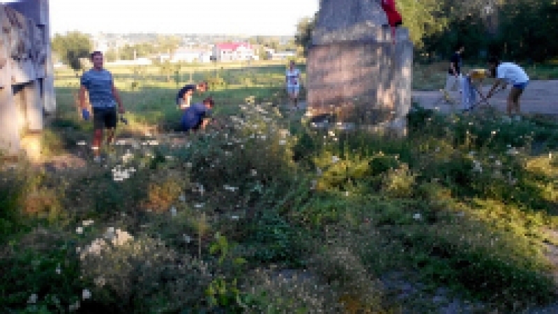 Молодежь взялась за благоустройство монумента в Чадыр-Лунге