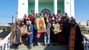 Святые образы возвращаются в храм