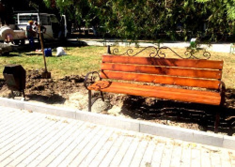 На площади установлены новые скамейки
