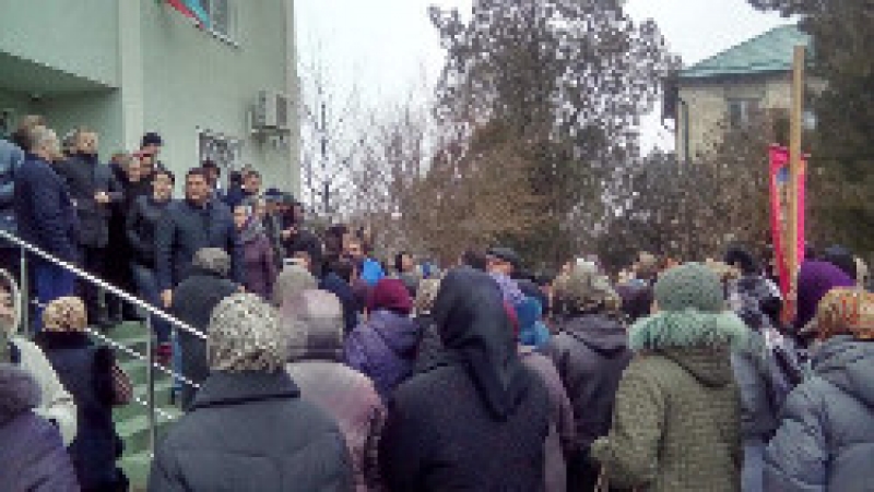 Православные пришли к зданию суда поддержать местные власти