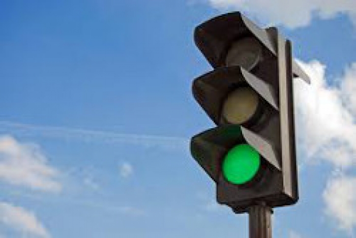 На перекрестке улиц Ленина и Ломоносова работает светофор
